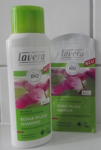 Repair-Pflege Shampoo mit Bio-Rose & Pflanzlichem Kreatin. Passend dazu gibt es auch eine Spülung und eine Haarkur.