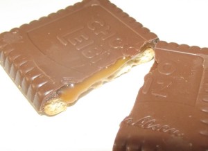 Der weiche Caramel-Kern befindet sich in der Schokoladenglasur. Der weiche Caramel-Kern befindet sich in der Schokoladenglasur.