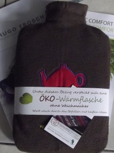 Hugo Frosch - Öko-Wärmflasche im kuscheligen Dress. Hugo Frosch - Öko-Wärmflasche im kuscheligen Dress.