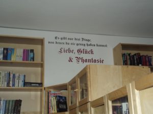 "Es gibt nur drei Dinge von denen du nie genug haben kannst: Liebe, Glück und Phantasie." - finde ich. :-) "Es gibt nur drei Dinge von denen du nie genug haben kannst: Liebe, Glück und Phantasie." - finde ich. :-)