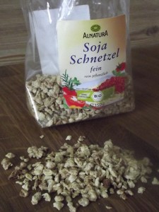 Wer vegan, aber vielfältig kochen möchte, kommt an Soja kaum vorbei. Die Soja-Schnetzel von Alnatura kann ich sehr empfehlen. Toll für Spaghettisauce, als Einlage bei Suppen oder Chili sin Carne.