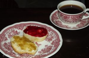 Rhabarber-Vanille und Himbeer-Sekt auf Brötchen. Das ist übrigens auch selbst gebacken. Rhabarber-Vanille und Himbeer-Sekt auf Brötchen. Das ist übrigens auch selbst gebacken.