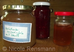 Marmeladenvielfalt, v.l.: Resteverwertung der Weintrauben ergab Weintrauben-Weingelee mit Vanille. Daneben Himbeer-Whisky-Chili und im kleinen Glas folgt das reine Whiskygelee, versetzt mit einem Spritzer Zitrone. Marmeladenvielfalt, v.l.: Resteverwertung der Weintrauben ergab Weintrauben-Weingelee mit Vanille. Daneben Himbeer-Whisky-Chili und im kleinen Glas folgt das reine Whiskygelee, versetzt mit einem Spritzer Zitrone.