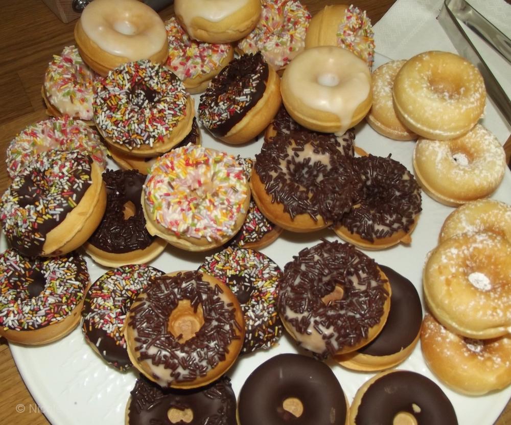 Viele, viele bunte Donuts