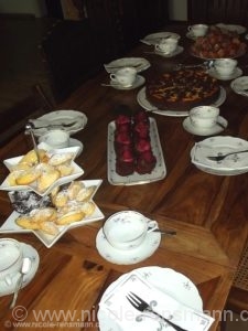 Kaffeetafel u.a. mit Madeleines in drei Versionen: Schoko, Orange, Tonka