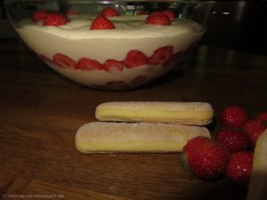Erdbeertiramisu mit zwei Schichten in der Glasschüssel