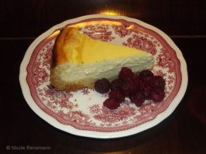 Käsekuchen - hier dienen die Himbeeren nur als Deko und schmecken himmlisch dazu. Passen aber auch gut in den Kuchen.