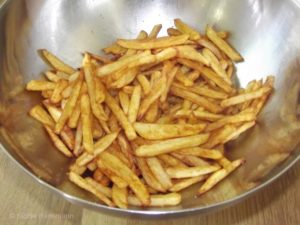 Pommes selbst geschnibbel, in Pflanzenfett gebrutzelt und schön gewürzt. 