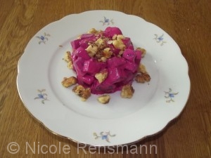 Rote Beete Salat mit karamellisierten Walnüssen á la Nicole Rote Beete Salat mit karamellisierten Walnüssen á la Nicole