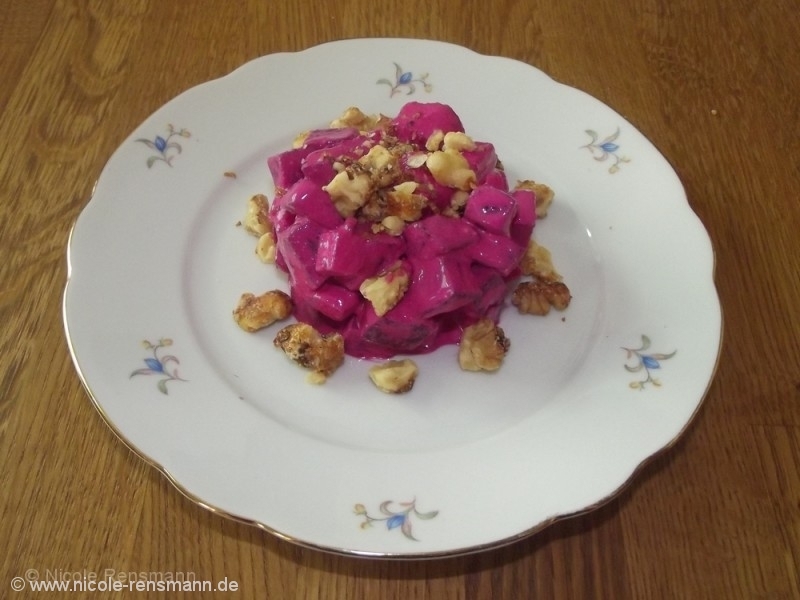 Rote Bete Salat mit Apfelstückchen und karamellisierten Walnüssen.