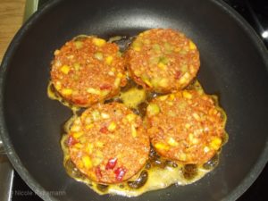 Vegetarische Frikadellen mit Mais und Paprika