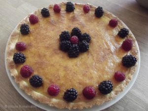 Zitronentarte mit Früchten