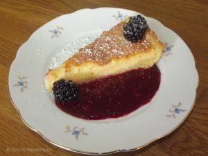 Zitronentarte mit Beeren an Brombeer/Himbeerspiegel