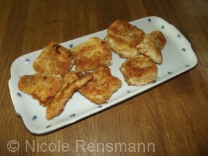 Fisch anstatt mit Semmelbrösel mit Kokosraspel oder einen Mix daraus panieren. Lecker. 