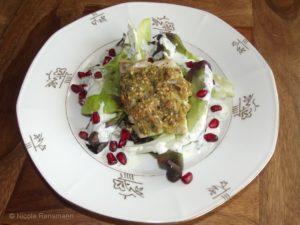 Fisch mit Sesam-Senf-Kruste auf Minisalat mit Granatapfelkernen und Jogurthsauce