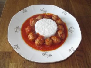 Klößchen in Tomatensauce mit Reis in zwei Variationen: mit und ohne Fleisch.