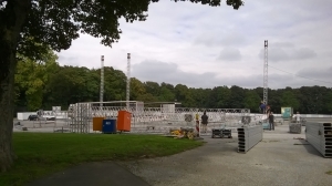 In den Tagen vor dem 06.09. wird der Schützenplatz zu einem neuen Ort. Zäune, Stände und die Bühne werden aufgebaut.