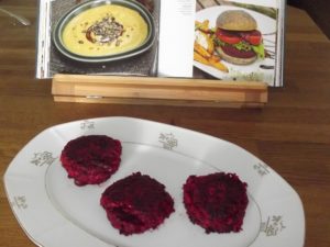 Rote Beete Bratlinge nach einem Rezept von Patrick Bolk aus seinem Buch "»So geht vegan!«