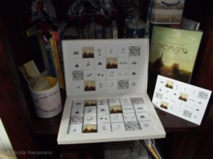 Zur Bestellung gehörten: 1 x Schokoladen BILDER mit Klappkarte in edlem Seidenpapier eingepackt für 20.95 EUR (plus Porto) 24 Schokoladentäfelchen in hochwertiger Geschenkbox von Hand gefertigt.