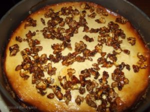 Apfel-Käsekuchen mit Zimt und karamellisierten Walnüssen - sehr lecker.