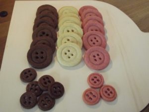 Die kleinen weißen Knöpfe sind leider aus. Nachbestellung werden nicht entgegengenommen. 