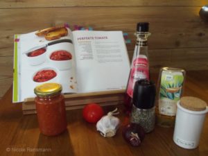 Perfekte Tomate nach einem Rezept aus dem Buch "Brotaufstriche" von Stefan Wiertz. Rechts: All die Zutaten, die du brauchst. Links im Glas das Ergebnis. Das Rezept reicht für zwei Gläser.