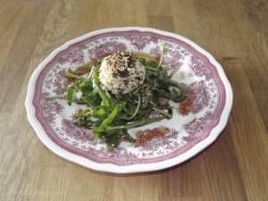 Ziegenkäse-Schwarzbrot-Bällchen mit Sesam auf Rucola á la Nicole
