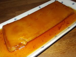 Kokosflan mit Karamell - optisch noch nicht 100% geglückt. Geschmacklich: Mmmmmlecker!