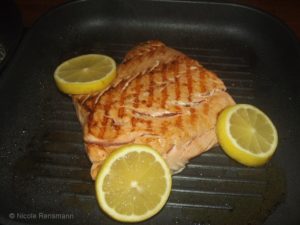 Lachs mit Grillmuster und lecker dazu.