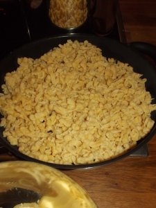 Goldgelbe Spätzle von Hand geschabt und so lecker!