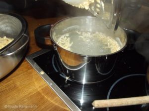 Die Spätzle sind sehr schnell fertig ... sobald sie oben schwimmen, müssen sie raus. 