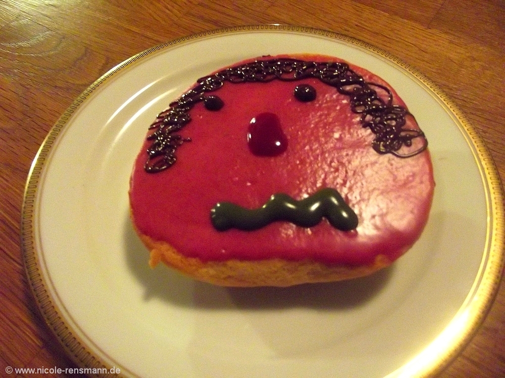 Mit Rote-Bete-Zuckerguss-Teint, grünen Matcha-Lippen und einer knolligen Rote-Bete-Nase