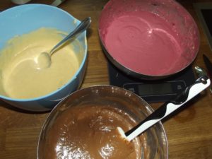 Dreielei Teige für den Marmorkuchen.