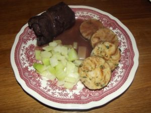 Rouladen mit Serviettenknödel und Kohlrabi - alle Zutaten sind übrigens vom Wochenmarkt, abgesehen von den sauren Gurken in der Roulade, die sind aus dem Glas.