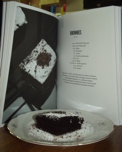 Brownie nach einem Rezept aus "Das vegane Kochbuch" von Sandra Forster.