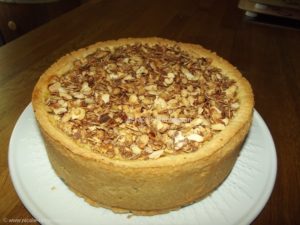 Bratapfeltorte mit gebrannten Mandeln