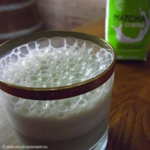 Mit dem Pürierstab aufgeschäumt und Matcha Crema bekommt sie - die Crema