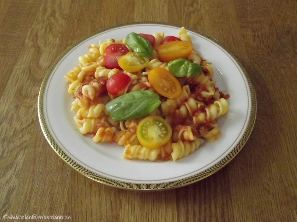 Nudeln mit Kirschtomaten, Sauce und Basilikum