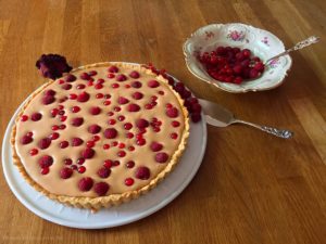 Rosentarte mit frischen Beeren