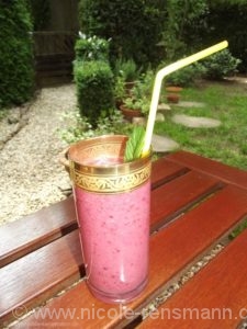 Melonen-Bananen Smoothie mit gefrorenen Brombeeren - schmeckt lecker und ist erfrischend.