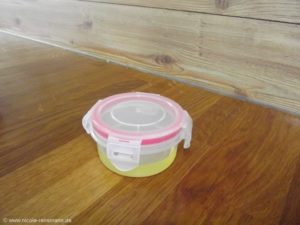 Eiweiß bewahre ich in einem festverschließbaren Behälter im Kühlschrank auf. 