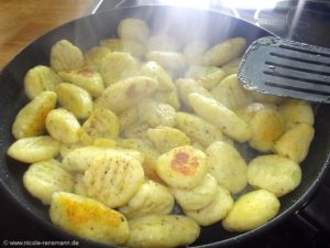 Die Gnocchi in Butter oder Olivenöl anbraten.