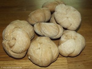 Die Kaisersemmeln wurden kleine Partybrötchen. Geschmacklich gut. 