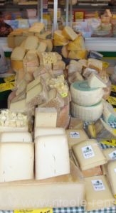 Hartkäse bei Käse & Wurst Kleinhenn-Jandt auf dem Remscheider Wochenmarkt.