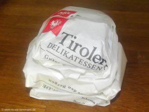 Gut verpackt in dem beiliegenden Käsefolienpapier kommt der Käse in den Kühlschrank und darf sich erholen.