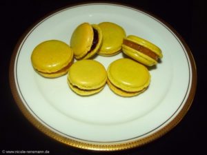 Matcha-Macarons mit Apfel-Aprikosen- und Brombeer-Ganache