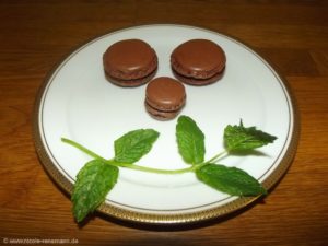 Schoko-Minz-Macarons nach Rezepten von Aurélie Bastian aus "Macarons" / Bassermann Inspiration