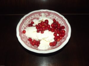 Selbstgemachtes Vanilleeis mit Johannisbeeren aus dem Garten