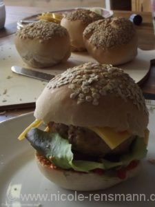 Fischburger mit Käse, Salat und Gurke
