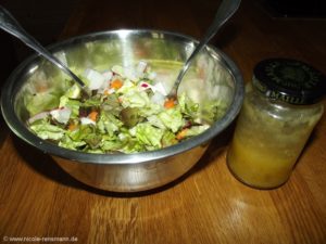 Gemischter Salat mit fruchtiger Vinaigrette